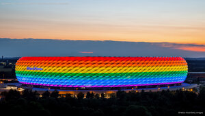 Die Allianz Arena in Regenbogenfarben beleuchtet, München, Deutschland