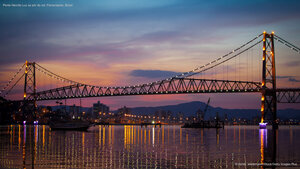 Ponte Hercílio Luz ao pôr do sol, Florianópolis, Brasil