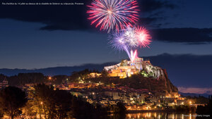 Feu d'artifice du 14 juillet au-dessus de la citadelle de Sisteron au crépuscule, Provence
