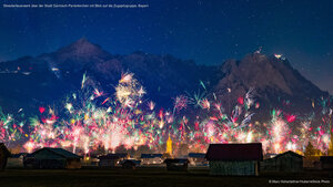 Silvesterfeuerwerk über der Stadt Garmisch-Partenkirchen mit Blick auf die Zugspitzgruppe, Bayern