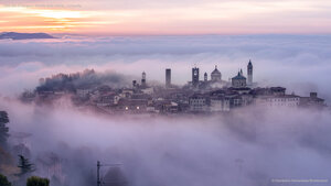 Città Alta di Bergamo avvolta dalla nebbia, Lombardia