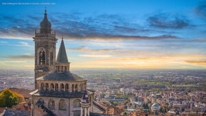 Vista di Bergamo Alta durante il tramonto, Lombardia, Italia