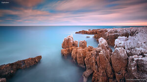 Rochers dans la mer au coucher du soleil, au Cap d’Antibes, Provence-Alpes-Côte d’Azur