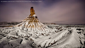 Pico Castildetierra cubierto de nieve en el Parque Natural de las Bardenas Reales, Valtierra, Navarra, España