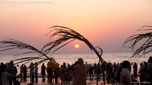 People worshipping the sun on Chhath, at Juhu Beach, Mumbai, Maharashtra