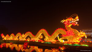 庆祝春节的龙形灯笼，中国西安