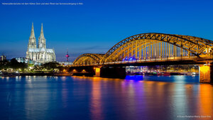 Hohenzollernbrücke mit dem Kölner Dom und dem Rhein bei Sonnenuntergang in Köln