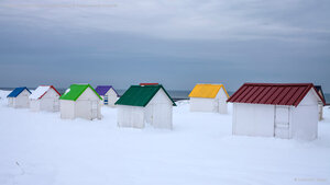 Cabanes aux toits colorés recouvertes de neige à Gouville-sur-Mer, Normandie