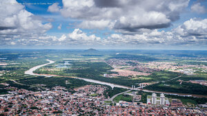 Vista aérea da cidade de Cuiabá e do rio Cuiabá, Mato Grosso
