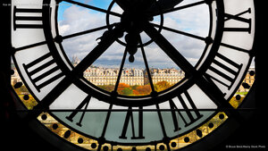 Vue de Paris à travers l'horloge géante du Musée d'Orsay, Paris