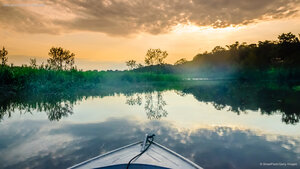 Vista de um barco na Amazônia