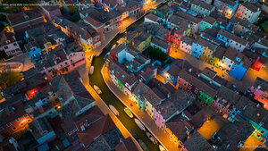 Vista aerea delle case colorate dell'isola di Burano, Laguna di Venezia, Veneto