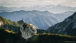 Wanderer bei Sonnenaufgang auf einem Bergkamm, Nationalpark Gesäuse, Steiermark, Österreich