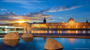 Vue nocturne depuis le Rhône sur la ville de Lyon avec le Grand Hôtel-Dieu et la cathédrale de Fourvière, France