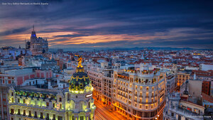 Gran Vía y Edificio Metrópolis en Madrid, España