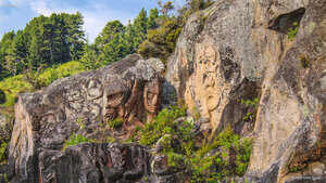 Esculturas rupestres maoríes de la bahía de la mina Ngātoroirangi en el lago Taupō, Nueva Zelanda
