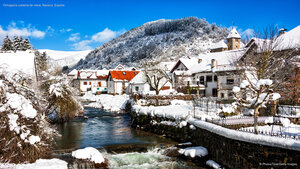 Ochagavía cubierta de nieve, Navarra, España