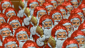 Schokoladennikoläuse in einem Supermarktregal