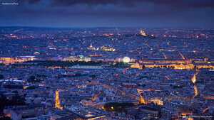 Vue aérienne de Paris au crépuscule avec le Jardin des Tuileries, le Louvre et le Sacré-Cœur de Montmartre