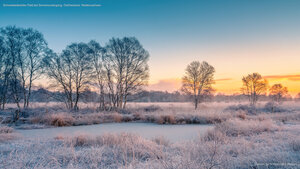 Schneebedecktes Feld bei Sonnenuntergang, Ostfriesland, Niedersachsen
