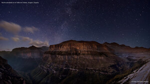 Noche estrellada en el Valle de Ordesa, Aragón, España