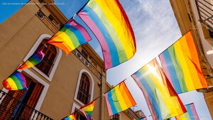 Calle con banderas del orgullo LGBTQI+, Sitges, Cataluña, España