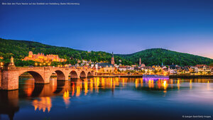 Blick über den Fluss Neckar auf das Stadtbild von Heidelberg, Baden-Württemberg