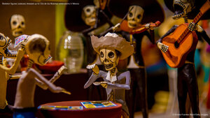 Skeleton figures (calacas) dressed up for Día de los Muertos celebrations in Mexico