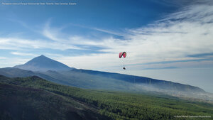 Parapente sobre el Parque Nacional del Teide, Tenerife, Islas Canarias, España