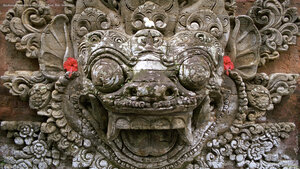 Scultura in pietra in un tempio di Ubud, Bali, Indonesia